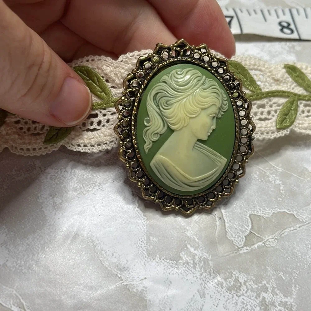 Handmade choker with vintage cameo pendant - Picture 5 of 8